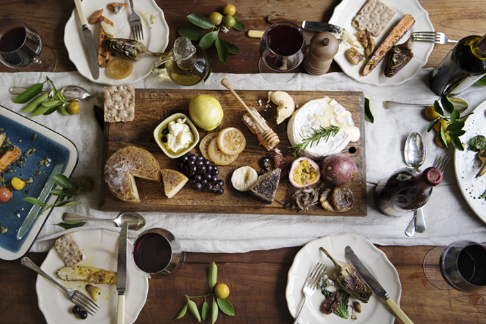 Plateau de fromages et assiettes sur une table