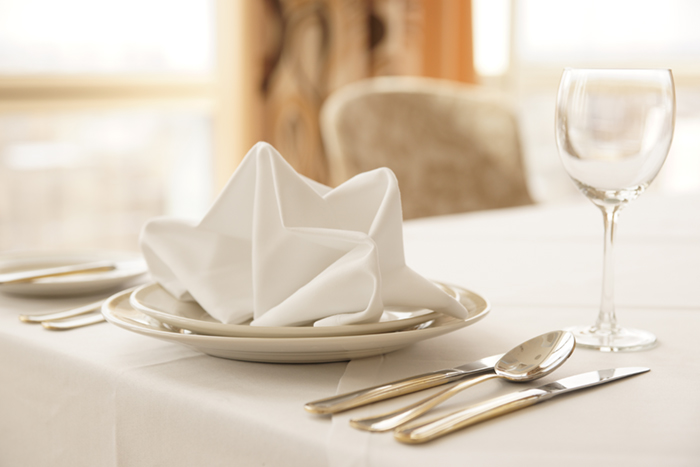 Serviette pliée sur une assiette